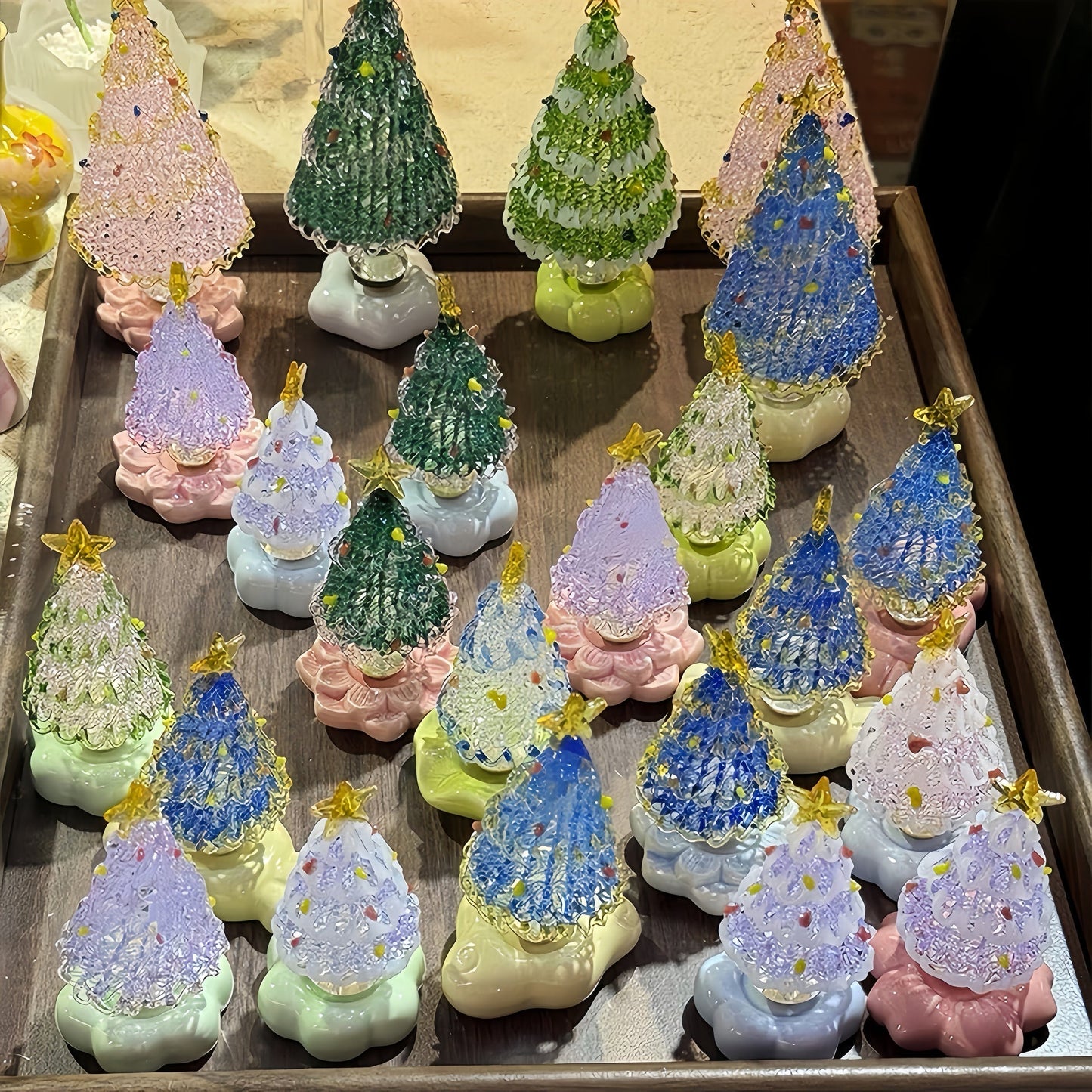 Obrotowa ozdoba ze szkła i ceramiki